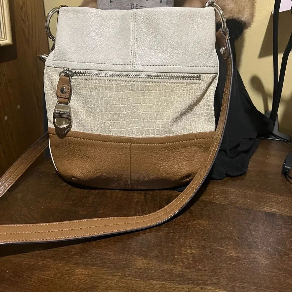 B Makowsky Leather Crossbody Handbag Metallic Croco Embossed Purse Tan and Cream